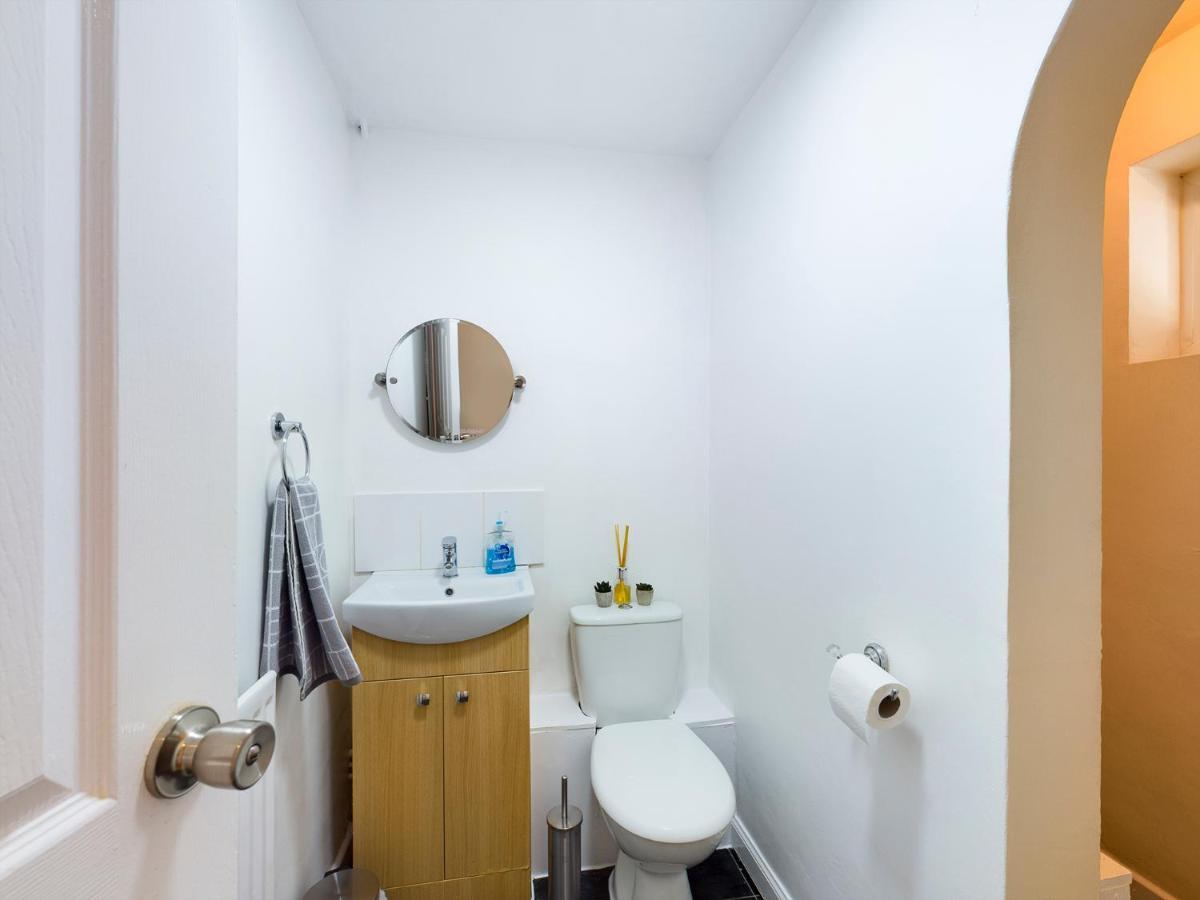 247 Serviced Accommodation In Telford- 3Br House Экстерьер фото